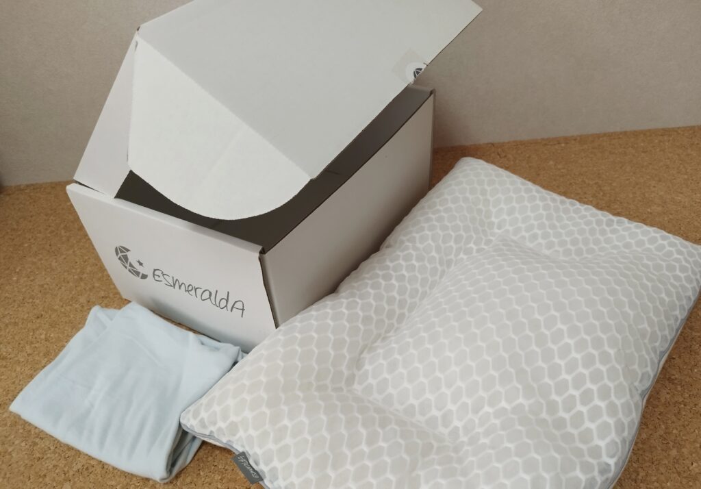 ブランドロゴ入りの専用BOXに入って届く・呼吸する小学生の枕【エスメラルダ】