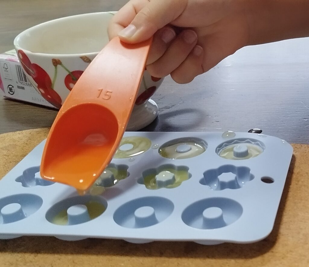 ゼリーのもとを100円ショップのシリコン型に流し込む様子