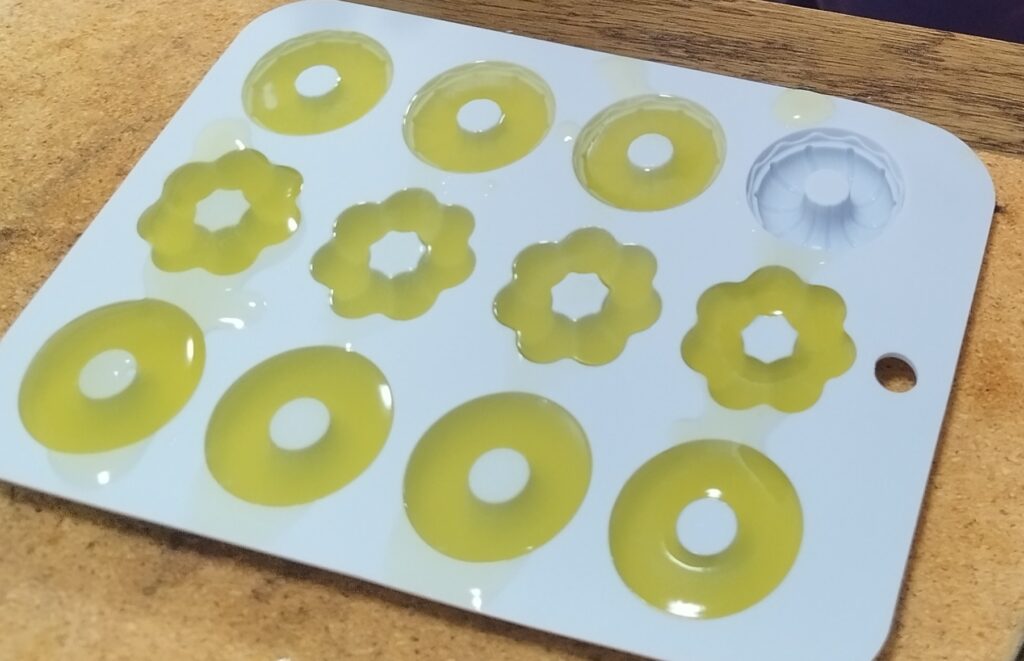 100円ショップのシリコン型で作った手作りグミ