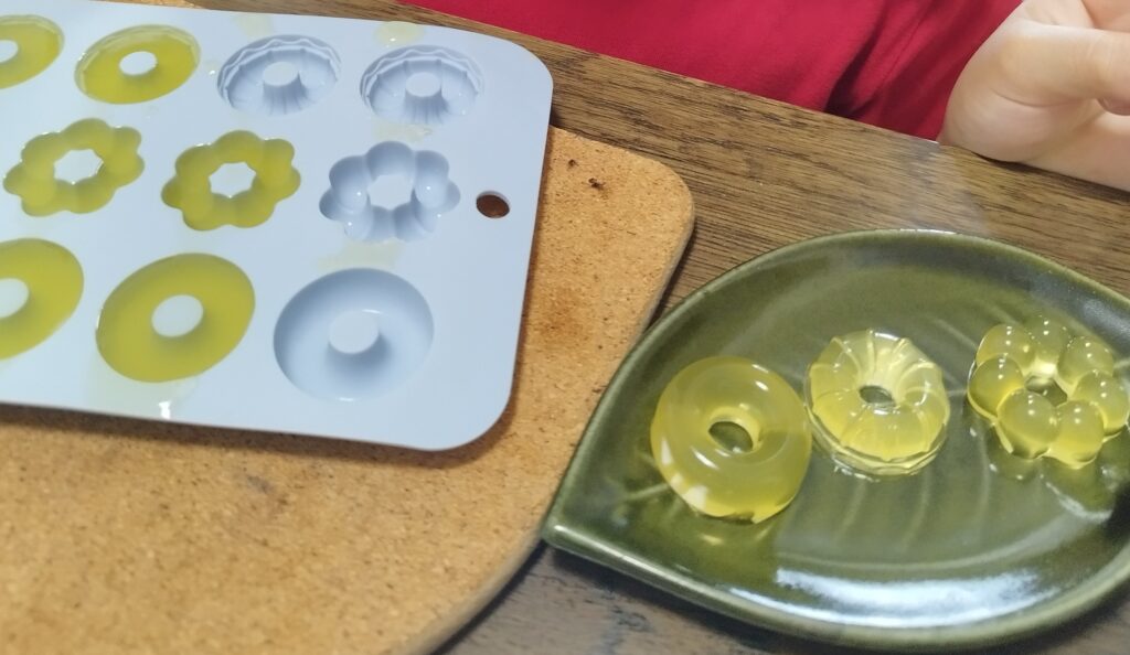 100円ショップのシリコン型で作った手作りグミ