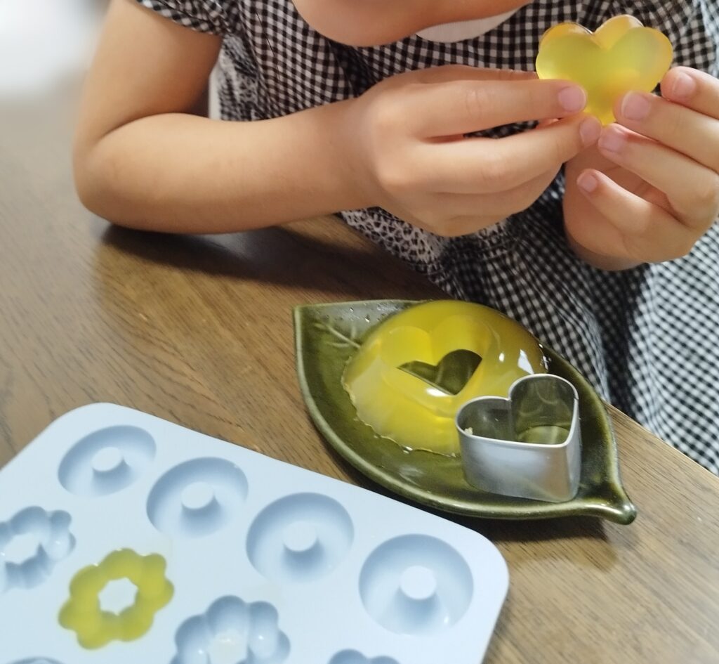 小皿で固めた手作りグミをクッキー型で型抜きした様子