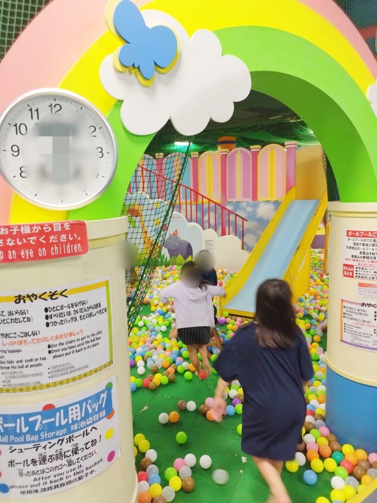 アドベンチャーキッズランドの巨大ボールプールエリア入口