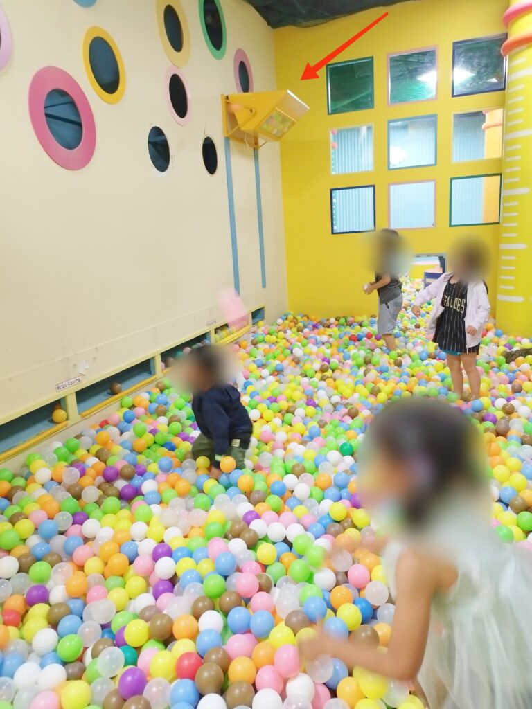 巨大ボールプールエリアのドロッピングボール