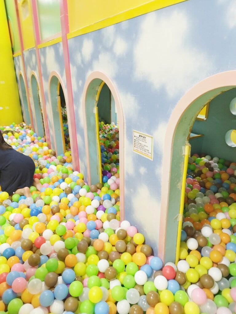 アドベンチャーキッズランドの巨大ボールプールエリア