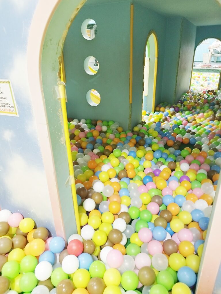 アドベンチャーキッズランドの巨大ボールプールエリア