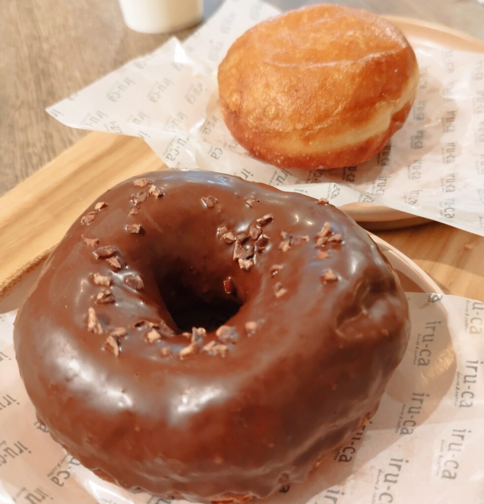 「iru-ca donuts & coffee」のチョコクリームドーナツ&レモンクリームドーナツ