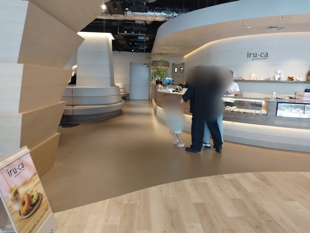 ジュノパーク1階のカフェ「iru-ca donuts & coffee」