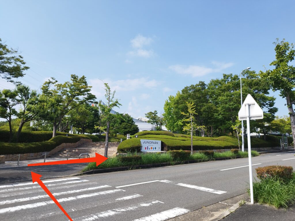 JUNOPARK(ジュノパーク)の駐車場から施設へ向かう道