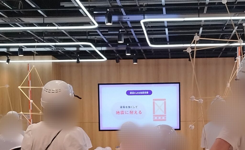 ジュノパークのアクティビティ「2メートルタワー建築」の様子
