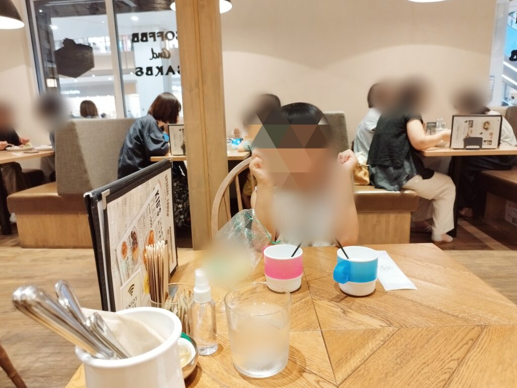 マザームーンカフェ イオンモール京都桂川店の店内