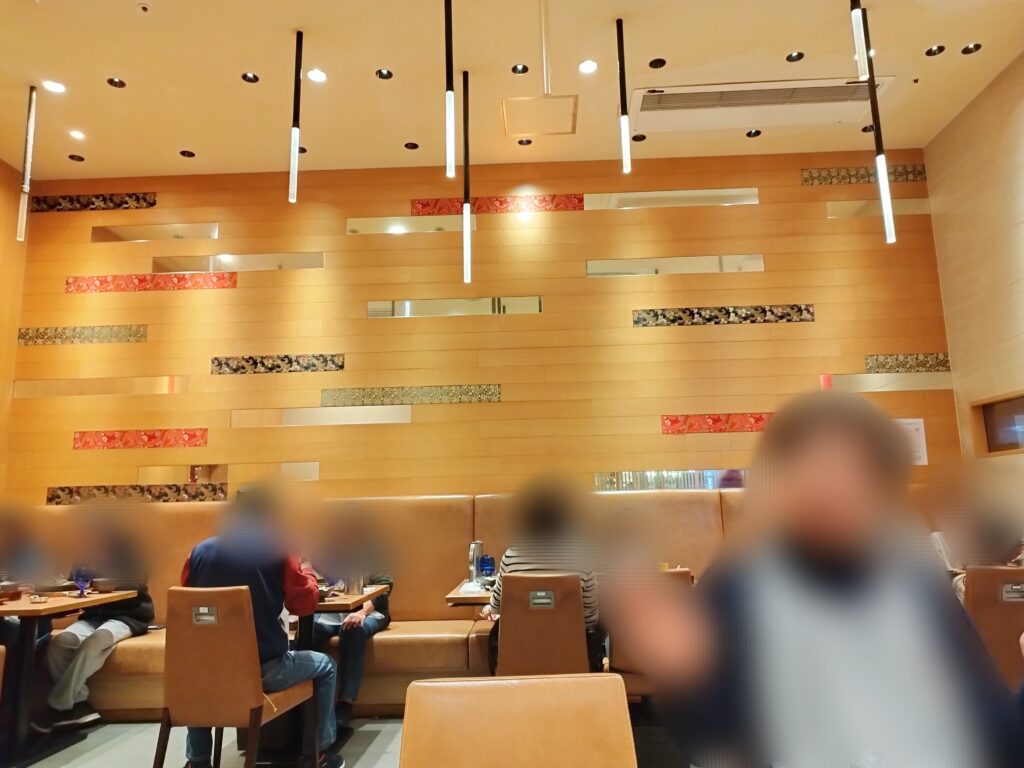 イオンモール京都桂川のステーキハウス「雨明(アメアカリ)」の店内