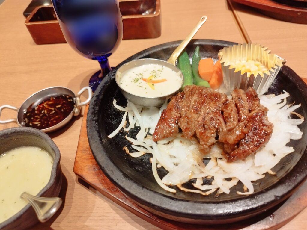 ステーキハウス「雨明(アメアカリ)」・ジューシーハラミ切り落としランチ