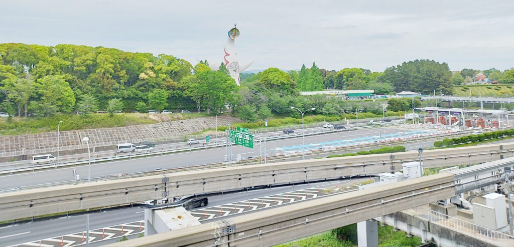 大阪モノレール・万博公園駅から見える太陽の塔
