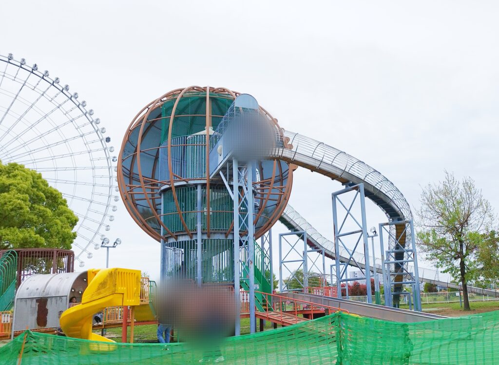 万博記念公園・やったねの木（大型すべり台）