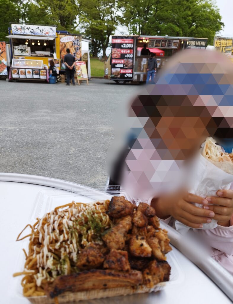 万博記念公園・メガ盛りフードフェスの食事（タコス・スペアリブ・焼きそば）