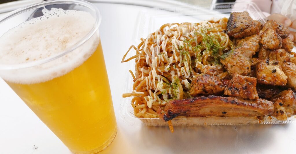万博記念公園・メガ盛りフードフェスの食事（ビール・スペアリブ・焼きそば）