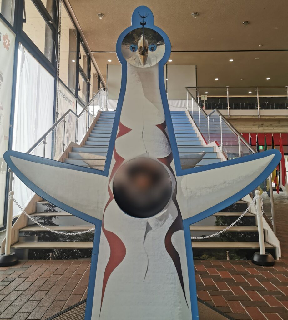 万博記念公園・「EXPO'70パビリオン」内の太陽の塔顔出しパネル