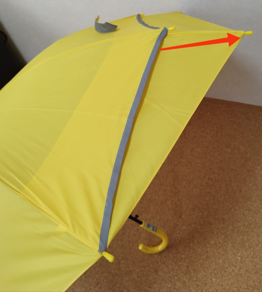 「ランドセルが濡れない子ども用スライド式雨傘」を開くと後ろ側が伸びている様子