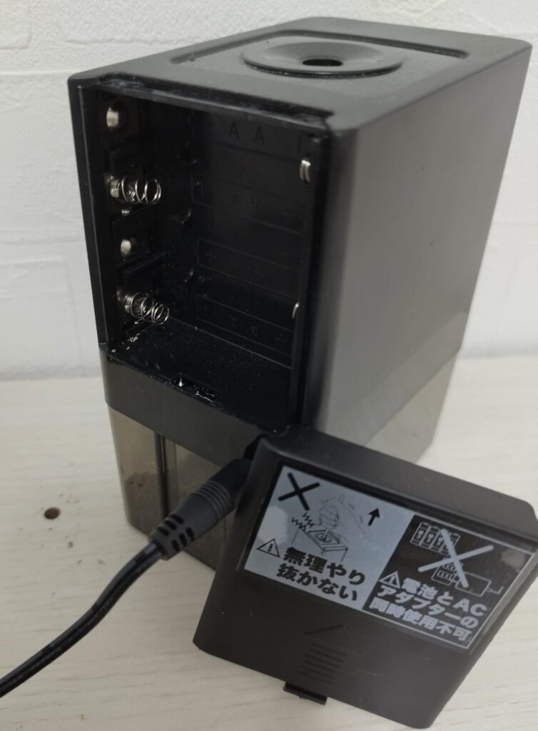 電動鉛筆削り ケズリ君の電池ボックス