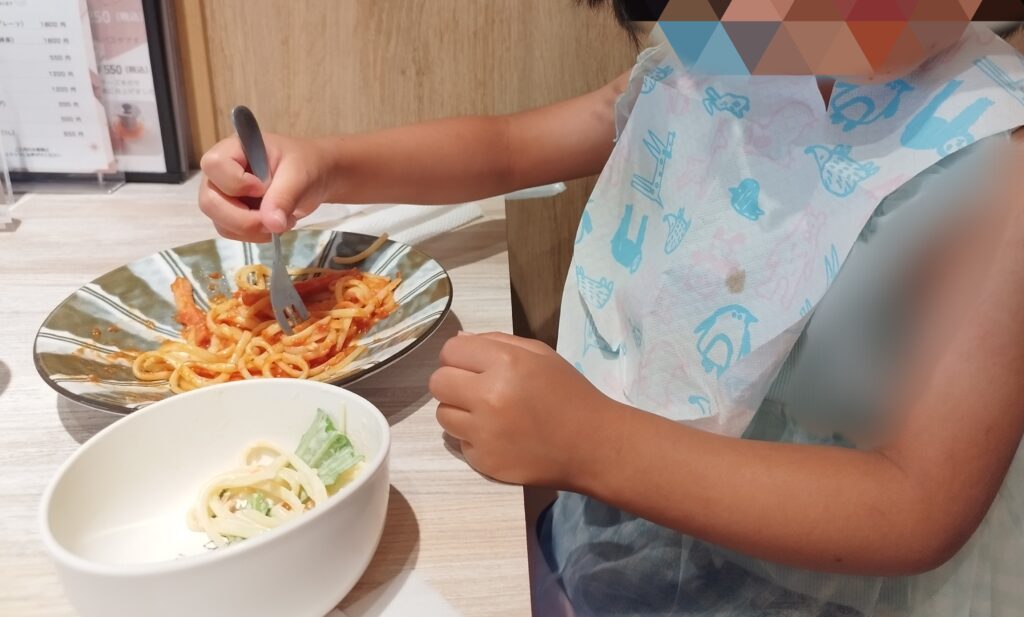 ひより洛西口店でパスタを食べる様子