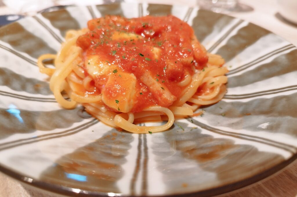 ひより洛西口店のキッズメニューのモッツアレラチーズとベーコンのトマトソース