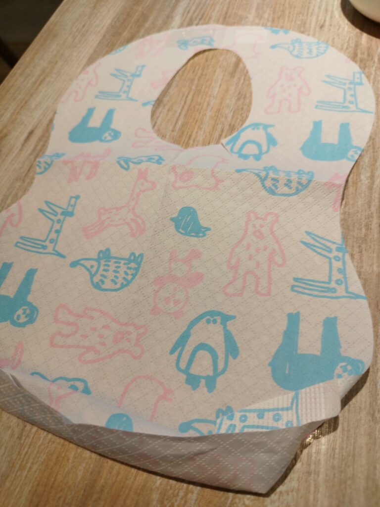 子供用の紙エプロン(食べこぼしポケット付き)