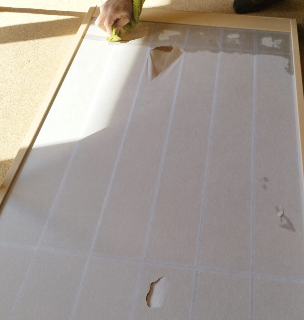 古い障子紙をはがすため桟を濡らす様子