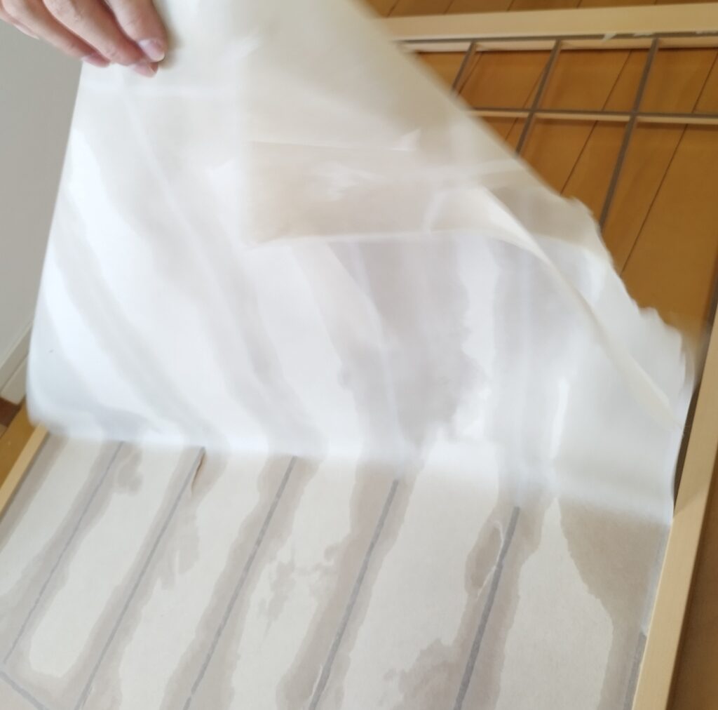 古い障子紙をはがす様子