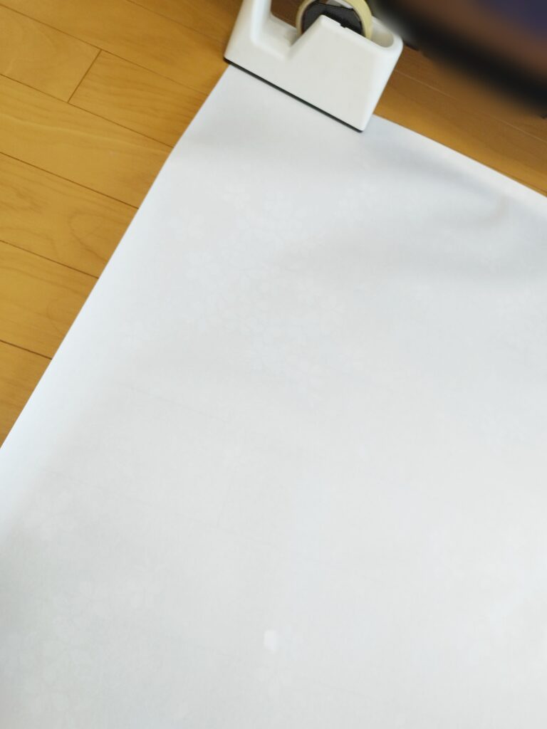 アサヒ プラスチック障子紙を広げて巻きグセをとる様子
