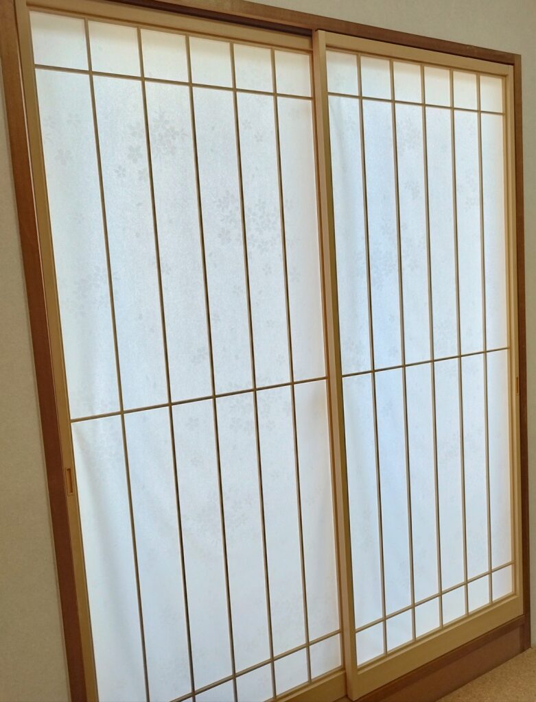 プラスチック障子紙（桜花）に貼り替えた様子