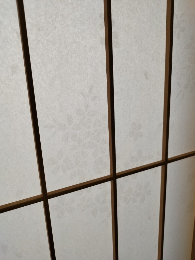 アサヒ プラスチック障子紙（桜花）を貼った様子