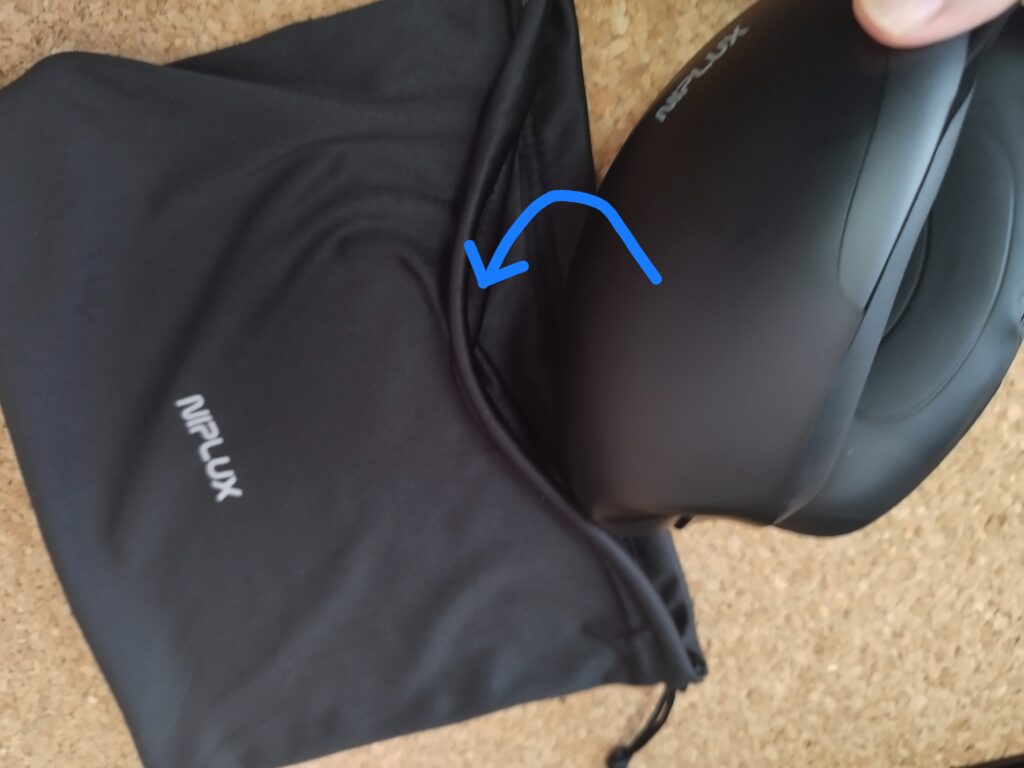 EMS EYE RELAXを半分に折り畳んで専用袋に収納する様子