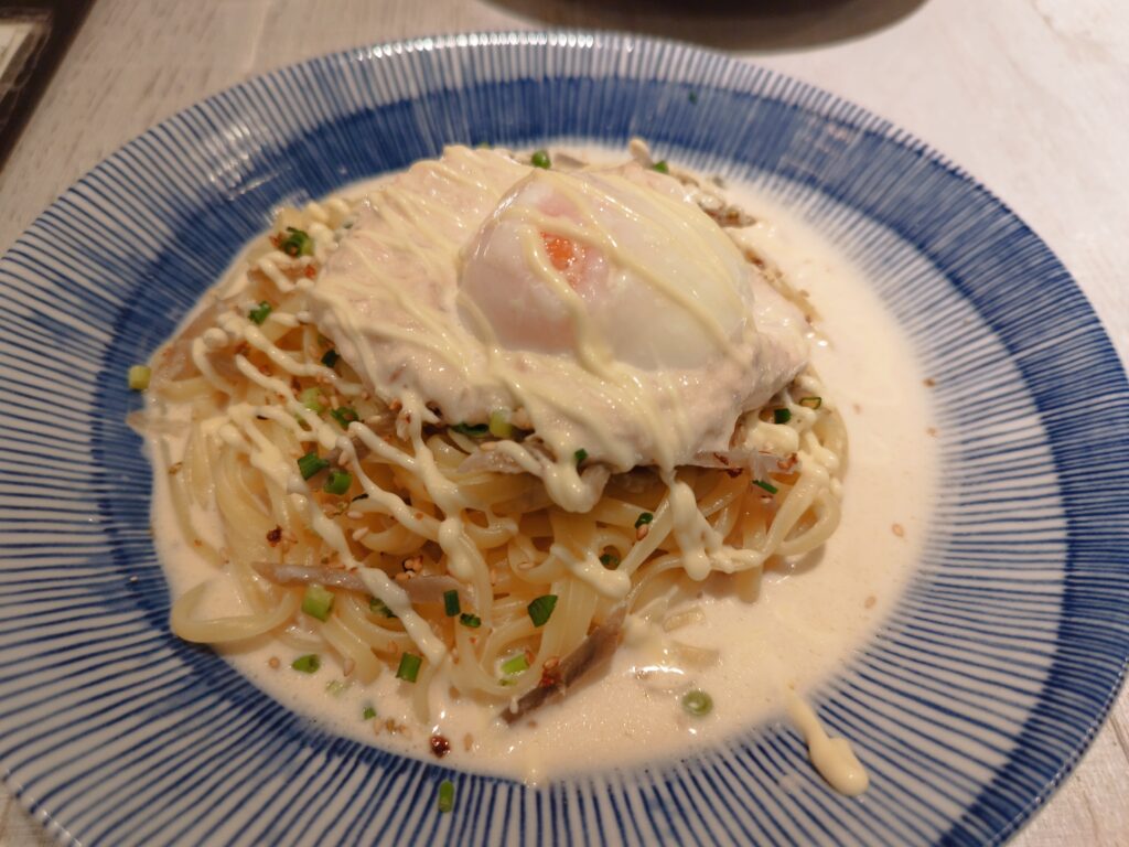 きんぴらごぼうのツナマヨネーズ温玉のっけ