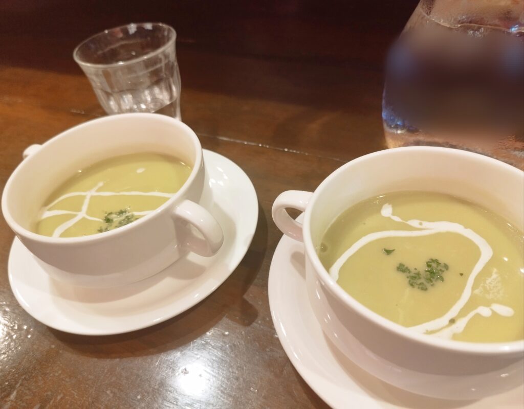 街の洋食屋 AKIRA そら豆とエンドウ豆のスープ