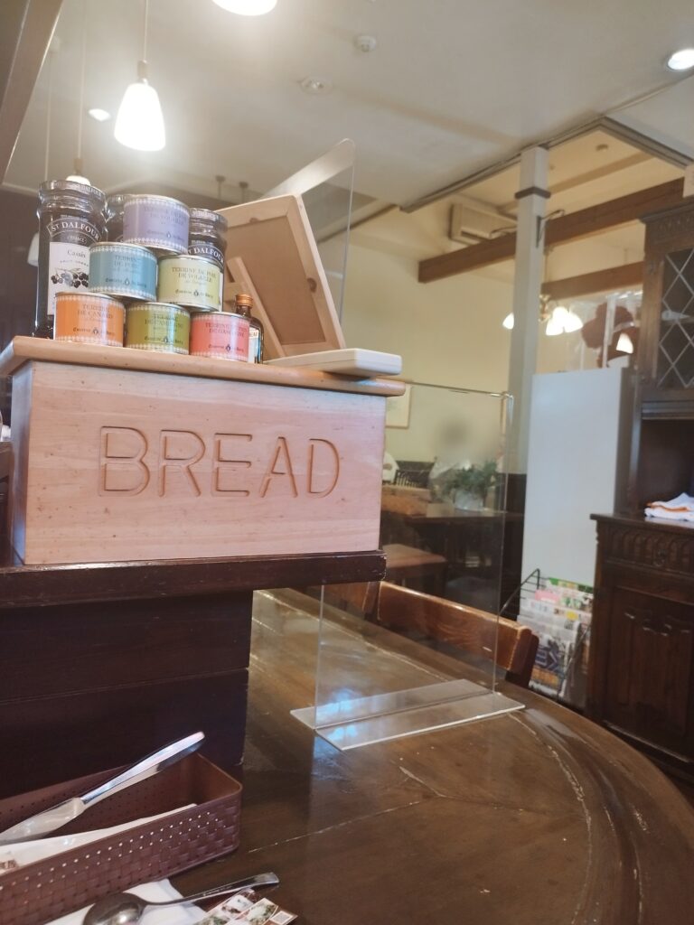 街の洋食屋 AKIRAの店内