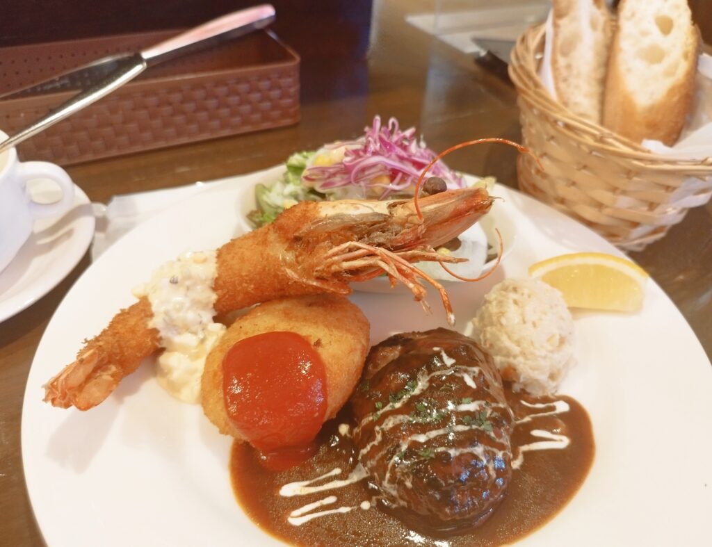 街の洋食屋 AKIRA Aランチ(ミニハンバーグ・エビフライ・クリームコロッケ)