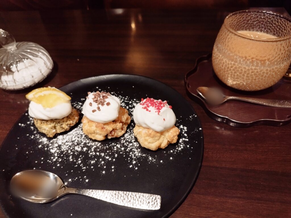 紅茶専門店フィヤージュ（feuillage）のスコーンセット