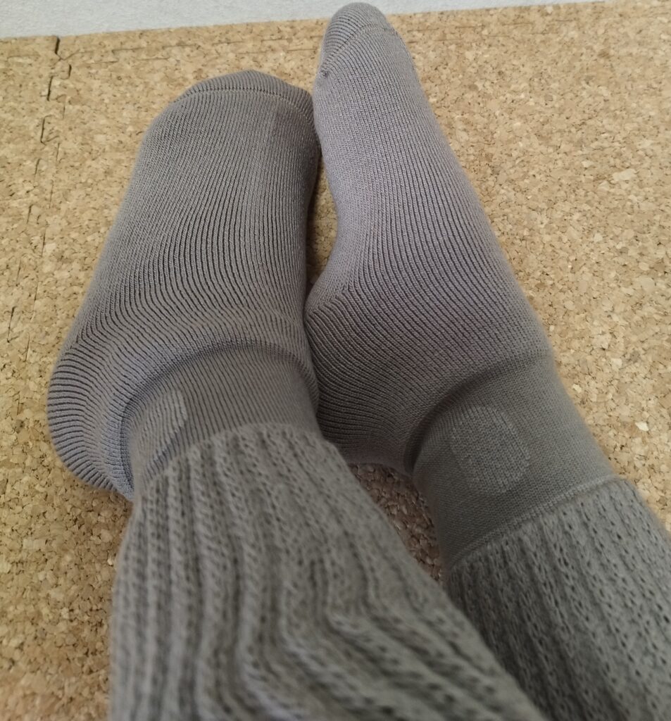 okamotoくつしたサプリ「まるでこたつソックス」を着用した様子