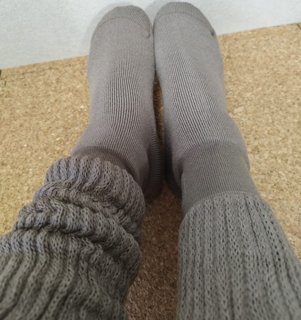 「まるでこたつソックス」をたるませた様子（左）と伸ばした様子（右）