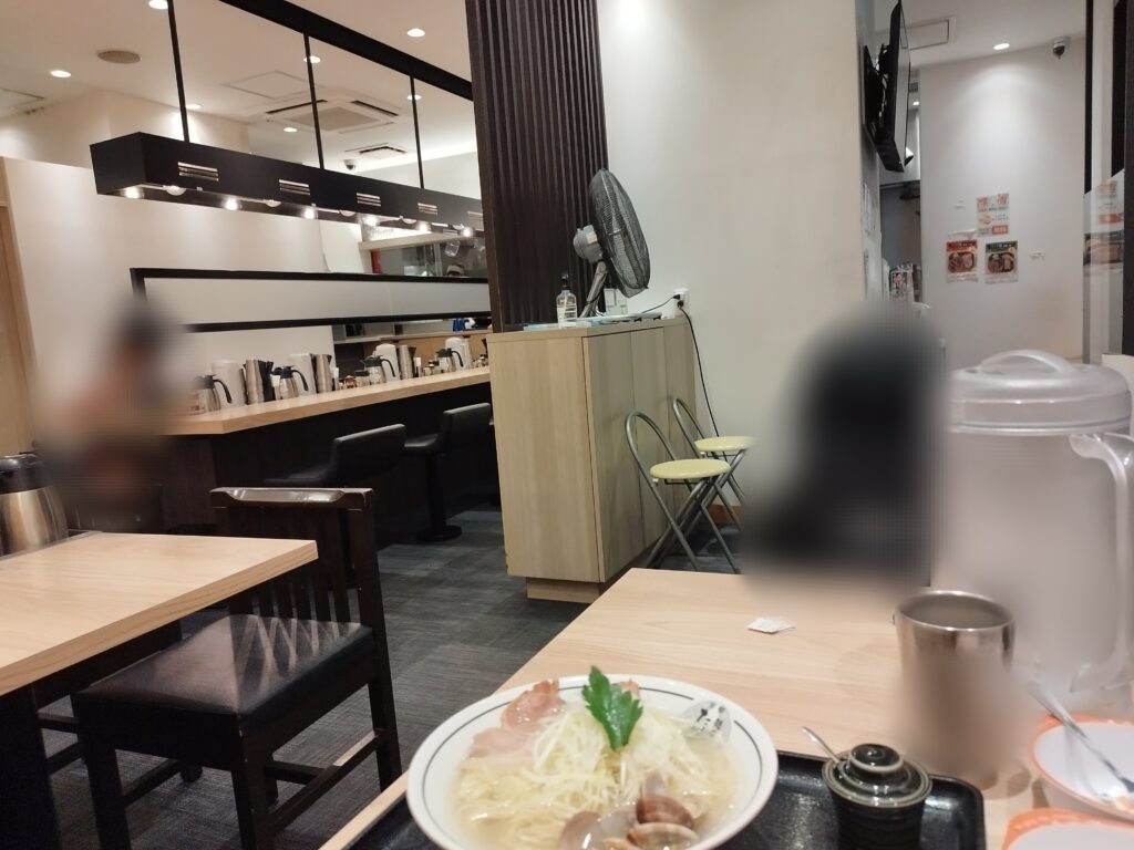 麺屋たけ井TauT洛西口店の店内