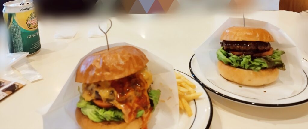 Bonfire（ボンファイアー）　ベーコンチーズバーガー・ハンバーガー・缶提供のジンジャーエール