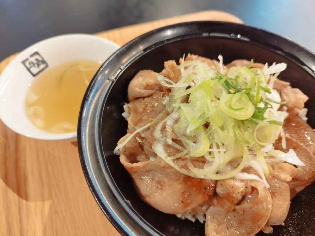 牛角 焼肉食堂「ねぎ塩豚タン丼」