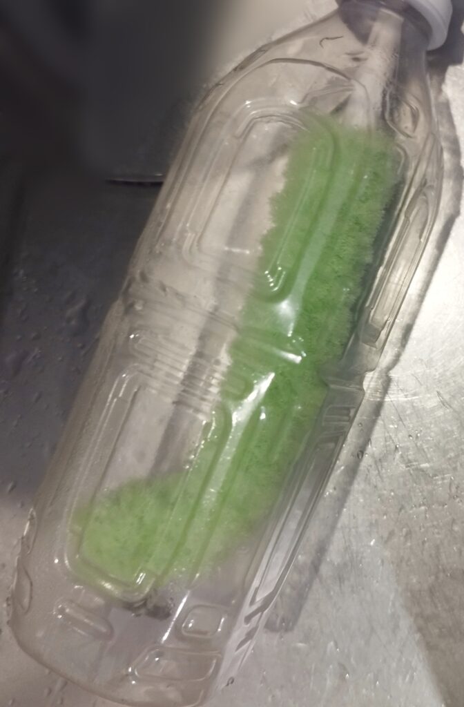 「サンコー ピカピカ細口ボトル洗い」でペットボトルを洗う様子