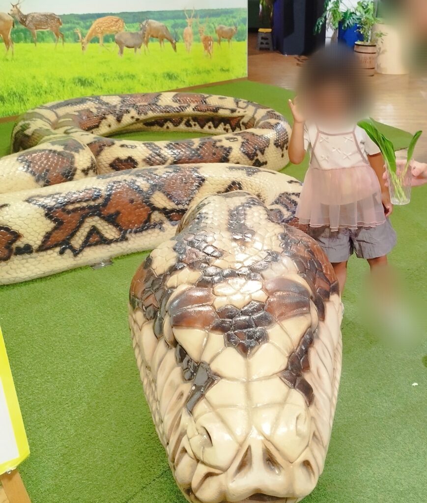 いきものミュージアム リアルで大きな全長15mのヘビのオブジェ