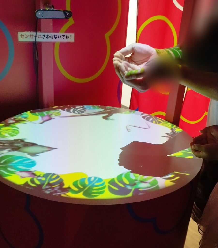 手をかざして遊べるデジタルインタラクティブ