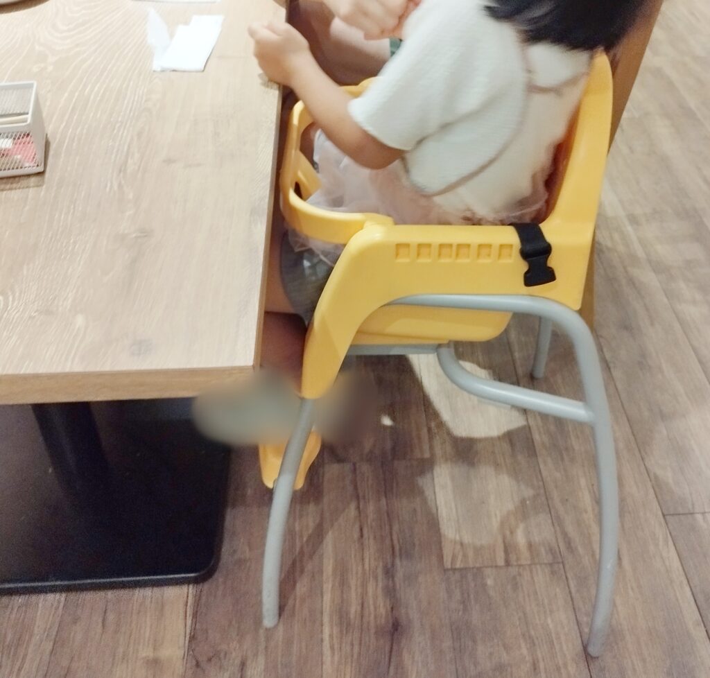 ファミレス SOZAIの子ども椅子