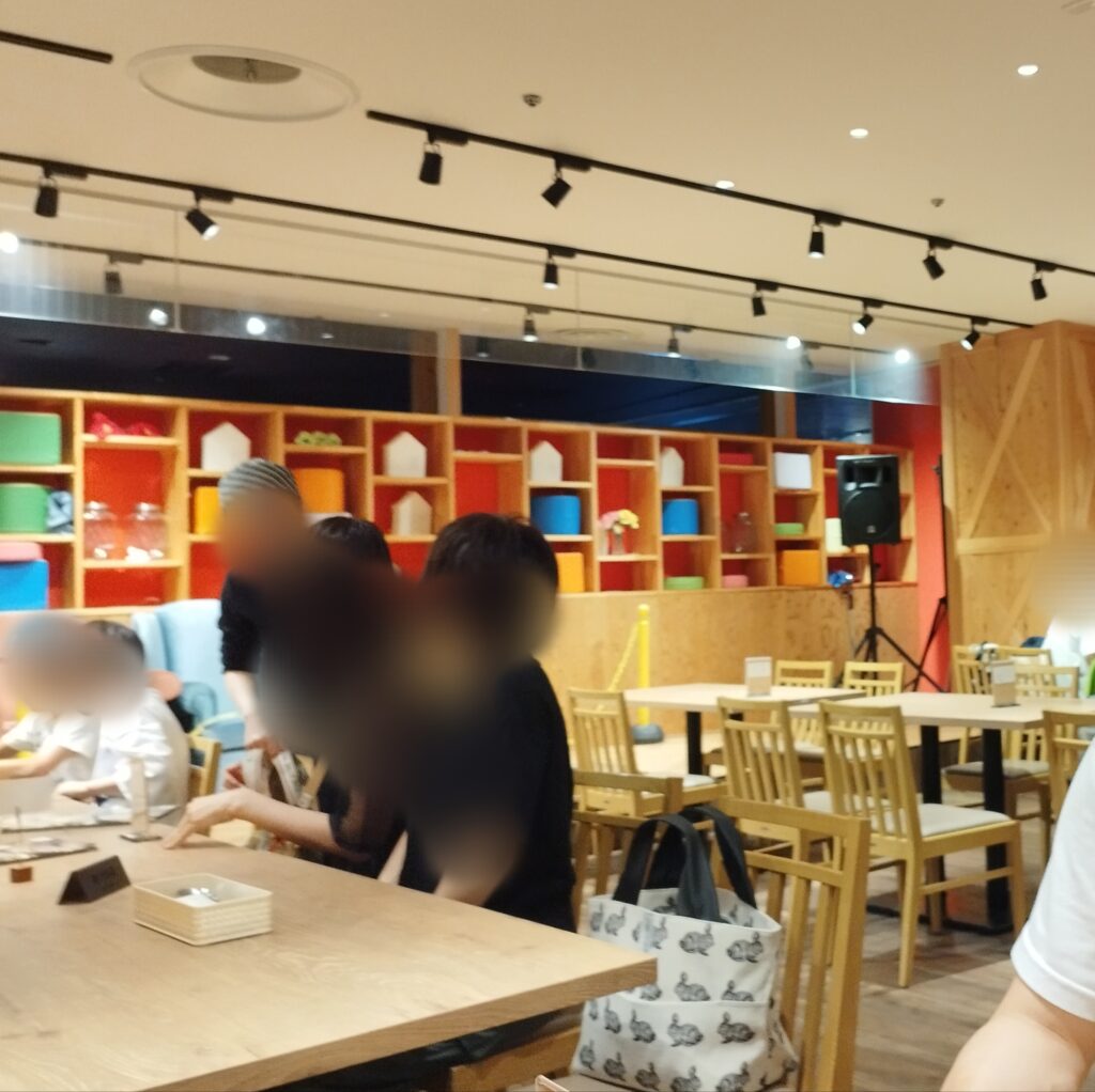 ファミレス SOZAIのテーブル席・ステージ