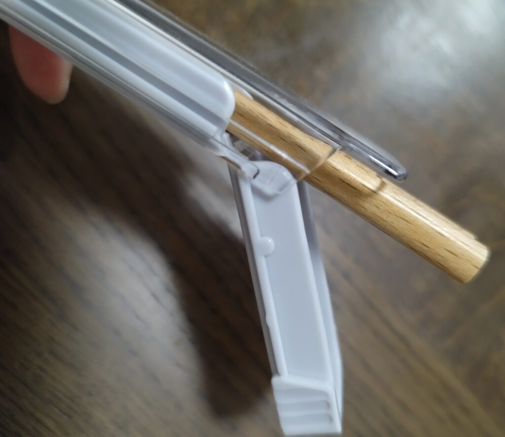 折れ曲がるお箸ケース・スライドした本体が折れ曲がる様子