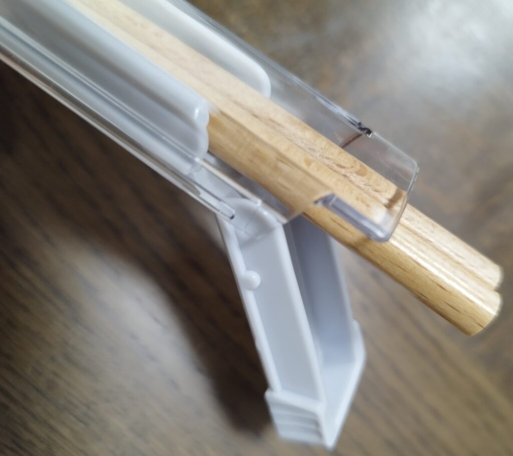 折れ曲がるお箸ケース・スライドした本体が折れ曲がる様子