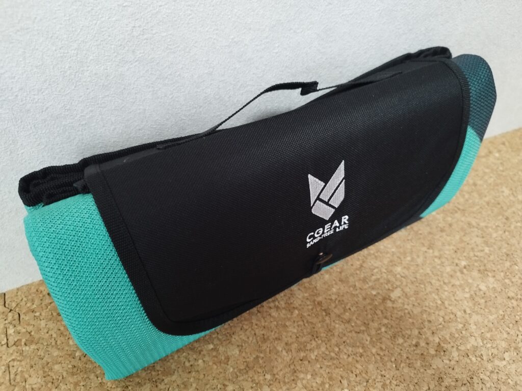 砂が通り抜けるレジャーシート「スナテックス® レジャーシート マルチ®」を閉じた様子